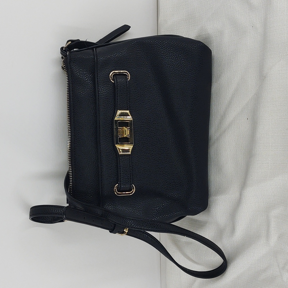 Sleek Black Crossbody Bag with Modern Design